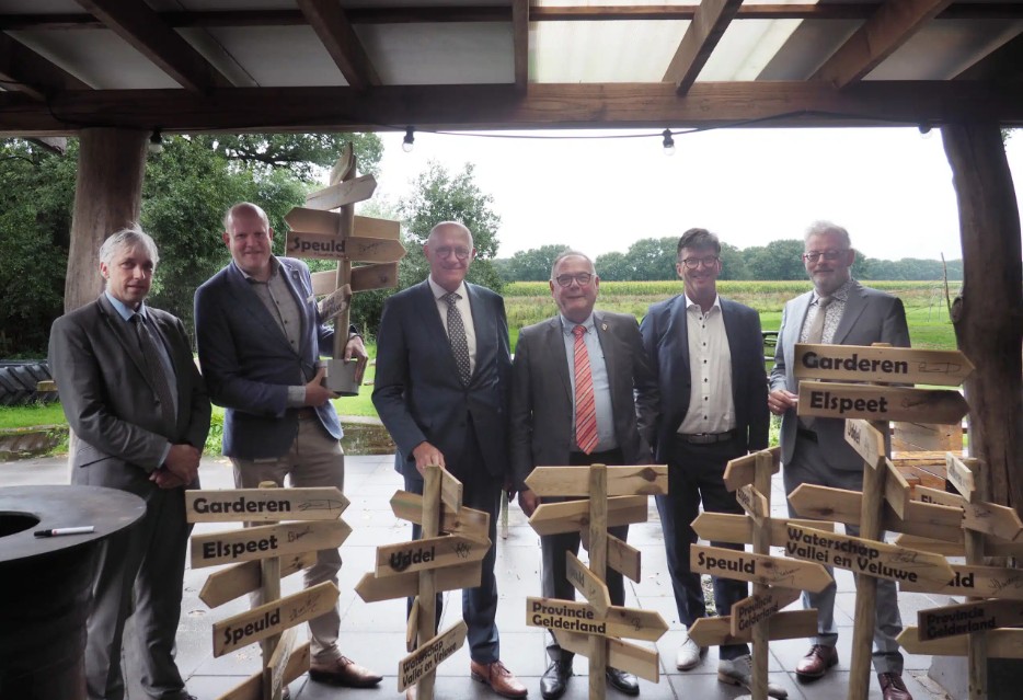 Foto: Bestuurders tekenen voor nieuwe toekomst in deze Veluwse dorpen
