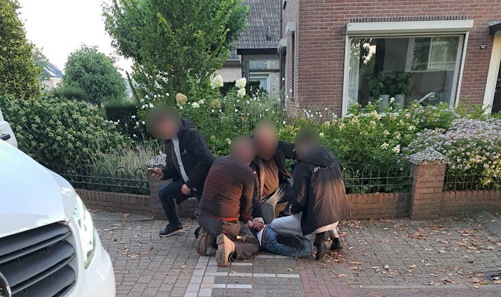 Foto: Inbrekers lopen na lange achtervolging alsnog tegen de lamp in Elspeet 