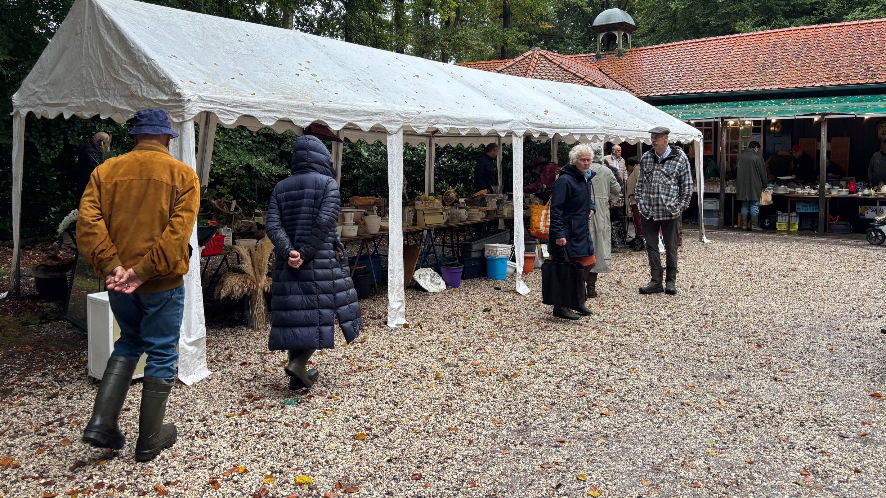Foto: Door weer en wind: De rommelmarkt van CIVOS werd drukbezocht