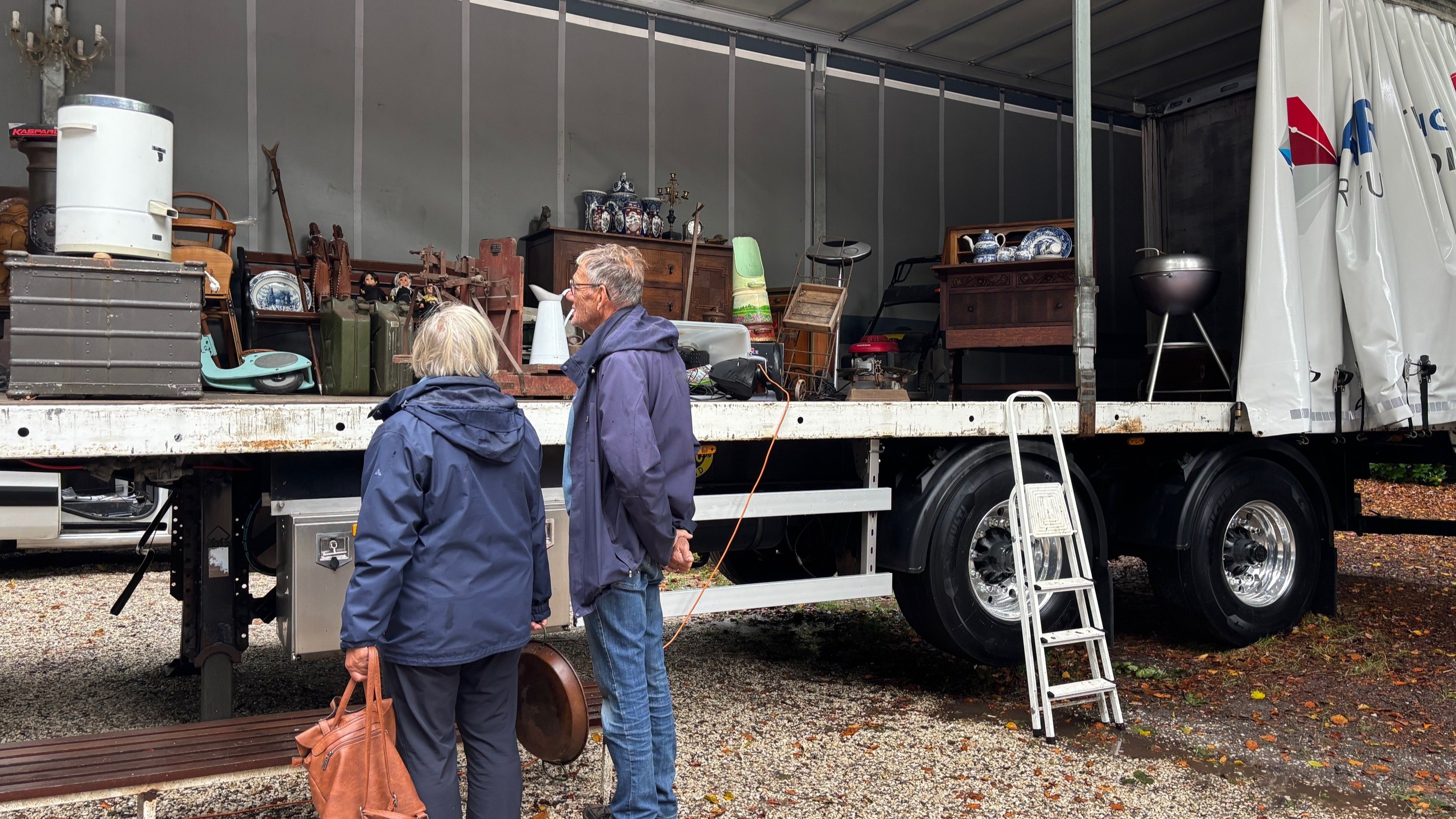 Foto: Door weer en wind: De rommelmarkt van CIVOS werd drukbezocht