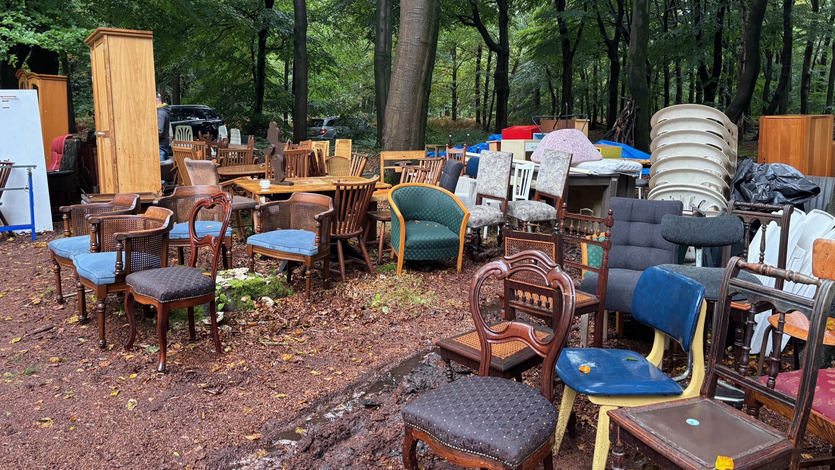 Foto: Door weer en wind: De rommelmarkt van CIVOS werd drukbezocht
