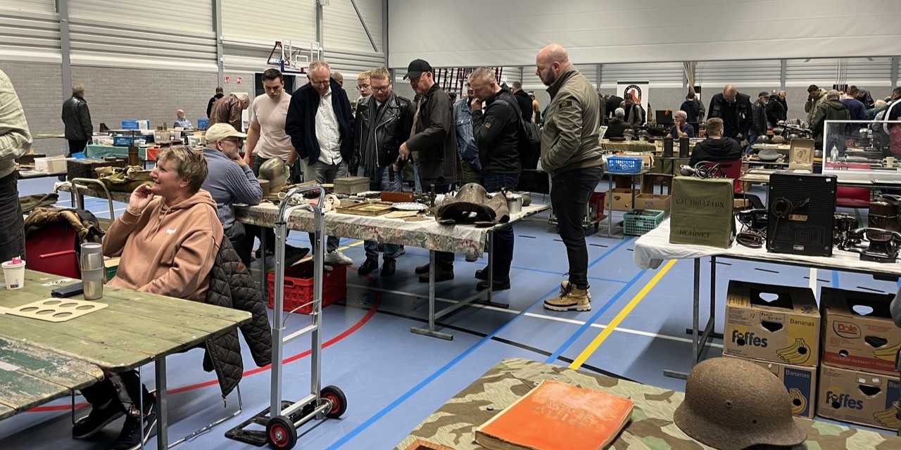 Foto: Militariabeurs op ’t Harde: “Een levend museum”