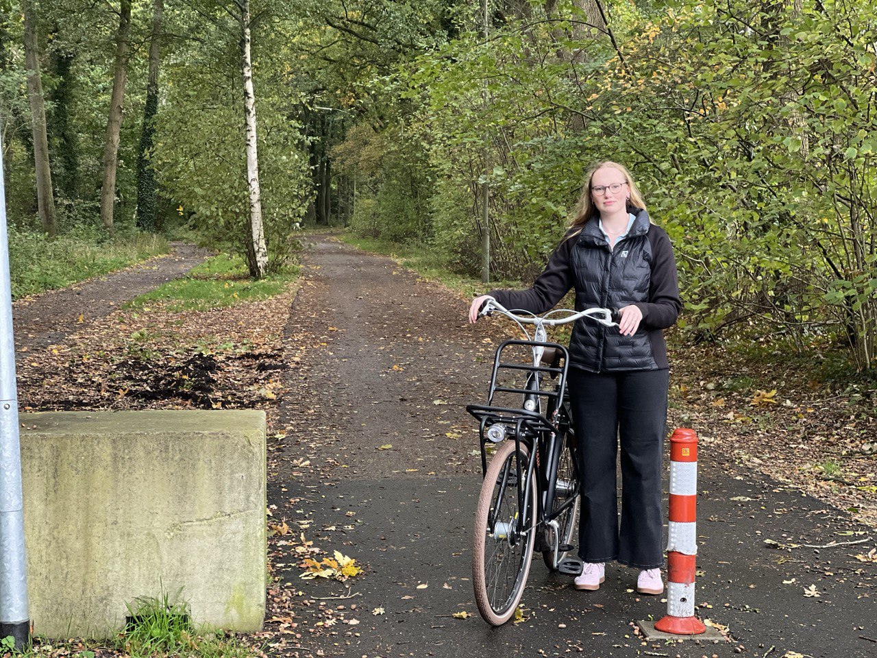 Foto: Cynthia (25) fietst na het sporten liever niet alleen naar huis: ‘Straatverlichting is beperkt en bosjes steken uit’