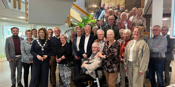 Foto: College ontvangt gouden bruidsparen in het gemeentehuis van Nunspeet
