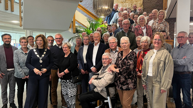 Foto: College ontvangt gouden bruidsparen in het gemeentehuis van Nunspeet