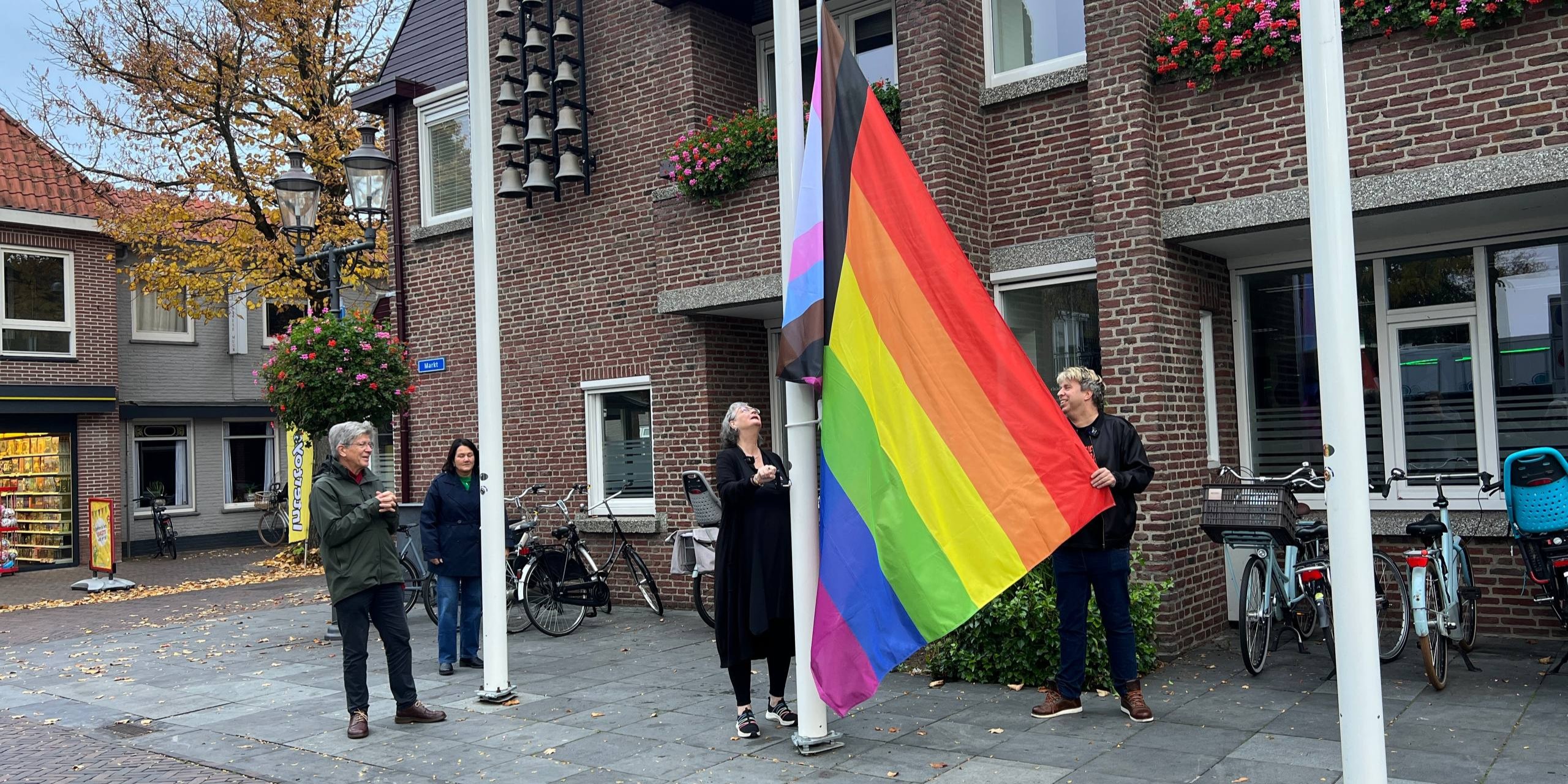 Foto: VIDEO - Coming Out Day: lhbtiqa+ vlag wappert in Nunspeet