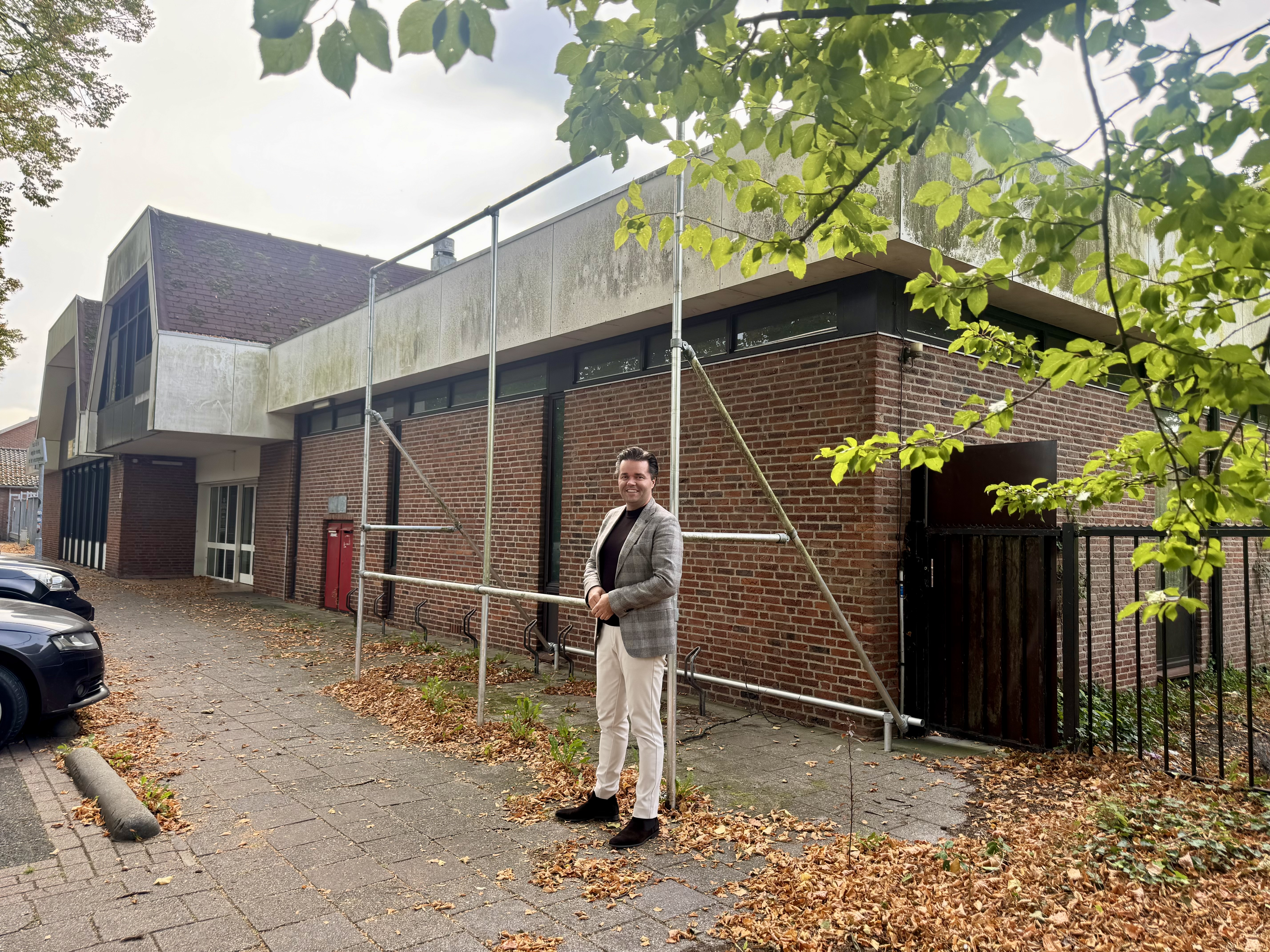 Foto: Makelaar Lambert wordt platgebeld nu dit nieuwe complex na jaren vertraging de verkoop in gaat