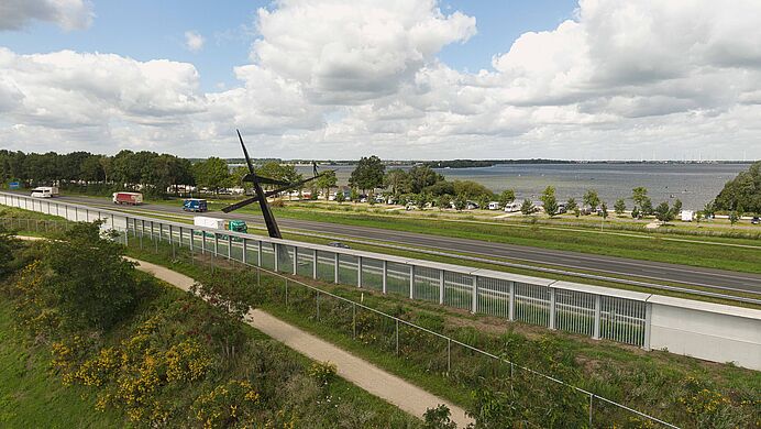 Foto: Harderwijk verwijdert oude geluidsschermen langs A28 bij Harderweide