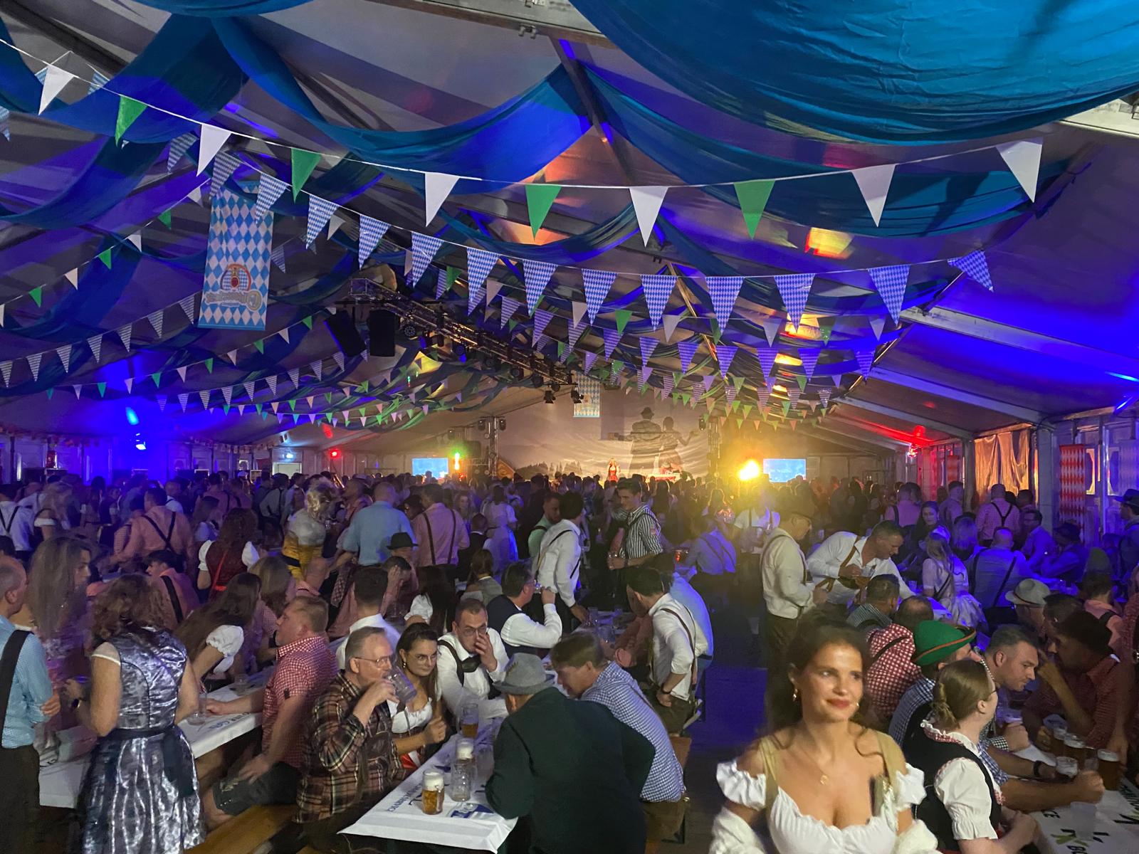 Foto: Dirndl’s, lederhosen en een volle tent: het Oktoberfest haalt 20.000 euro op