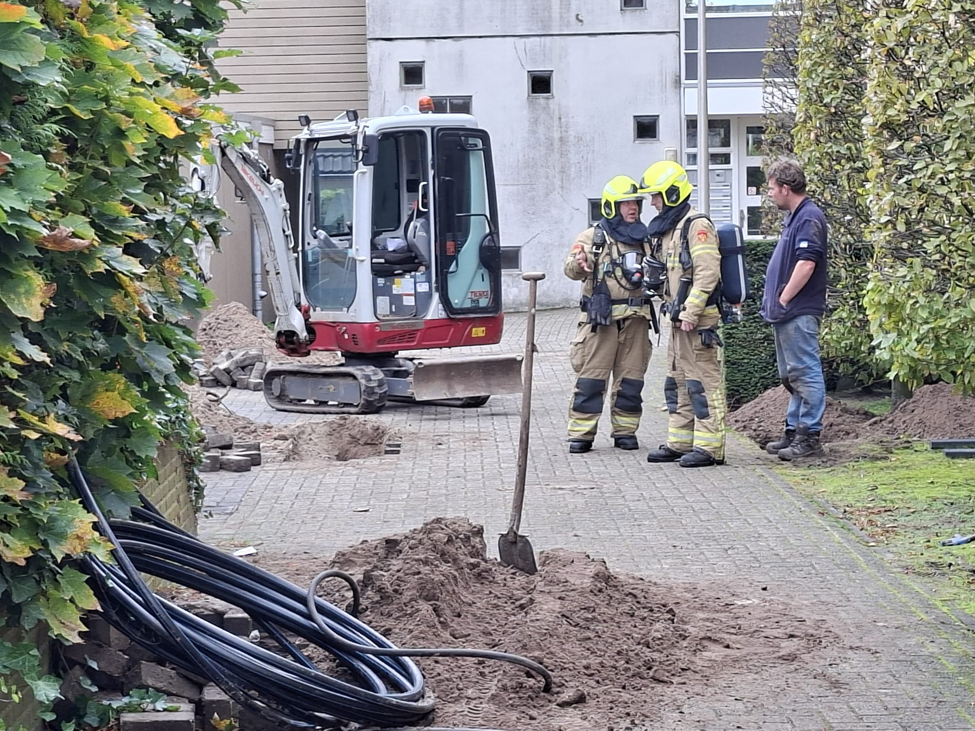 Foto: Gasleiding geraakt bij werkzaamheden naast Zorgplein De Enk