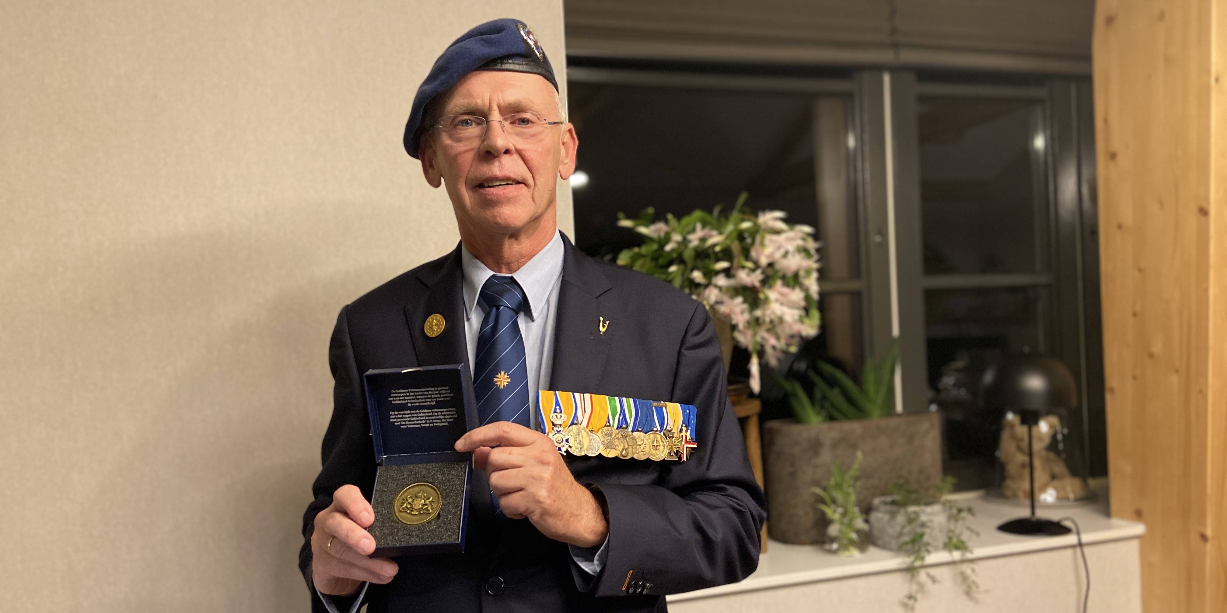 Foto: Nunspeetse veteraan Gerrit Storteboom ontvangt als eerste de Gelderse erepenning