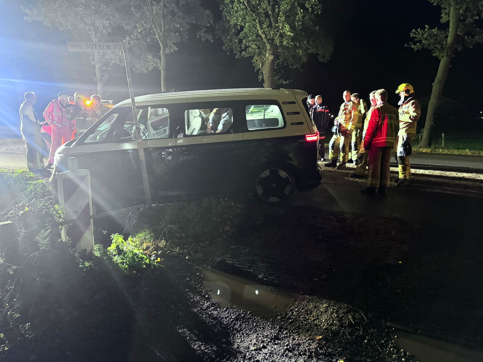 Foto: Vrouw belandt met haar auto gedeeltelijk in een sloot