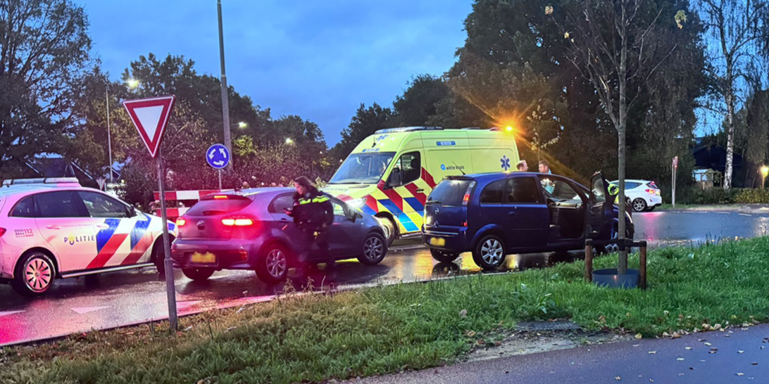 Foto: Botsing met letsel op Oenenburgweg in Nunspeet