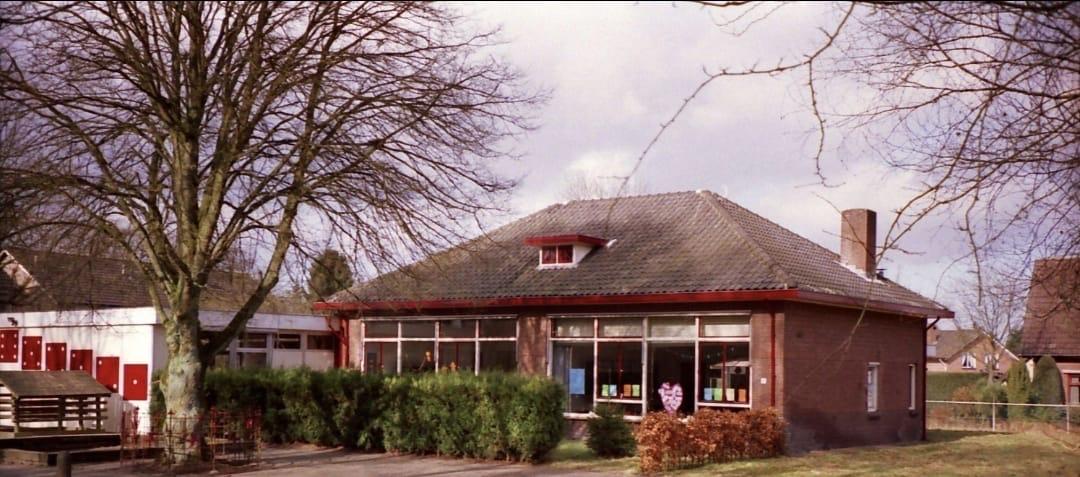 Foto: Zes kilometer door weer en wind na sluiting school: Fayga kocht een bakfiets