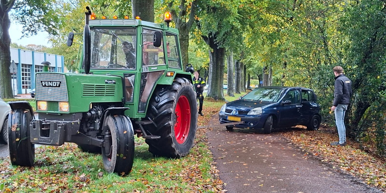 Foto: Auto knalt tegen boom ter hoogte van brandweerkazerne