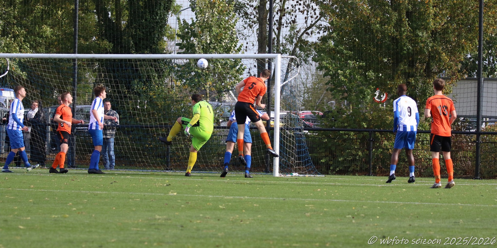 Foto: DSV omzeilt lastige klip in Veessen: 2–3 winst tegen VEVO
