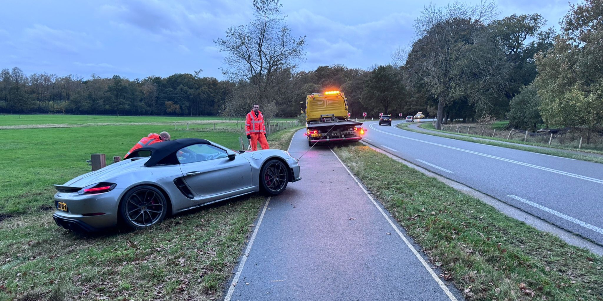 Foto: Bocht te krap voor deze peperdure sportwagen