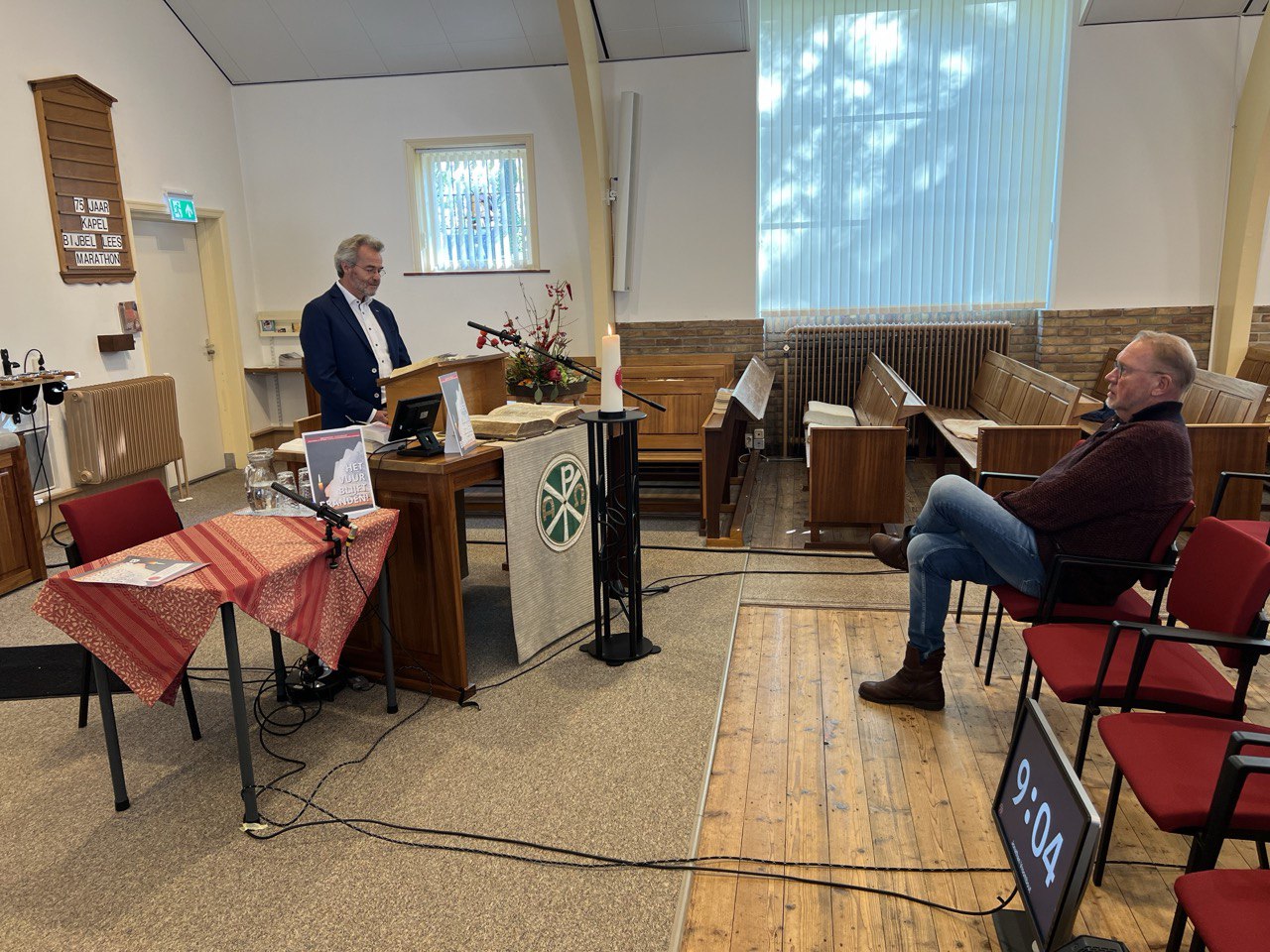 Foto: Maken ze de 75 uur vol? In Hulshorst wordt dag en nacht live uit de bijbel gelezen