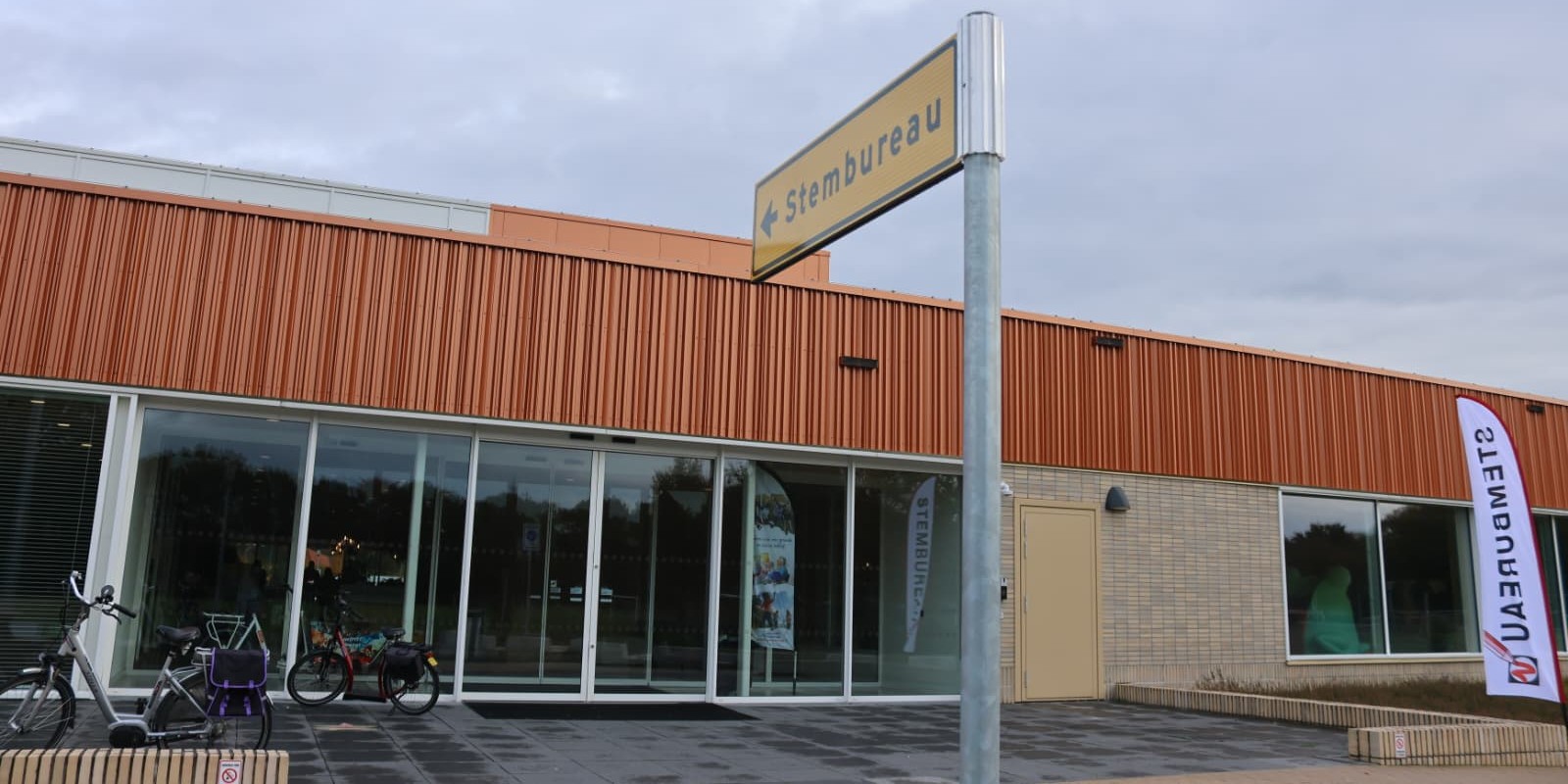 Foto: Stemmen? Niet bij de voetbalvelden!