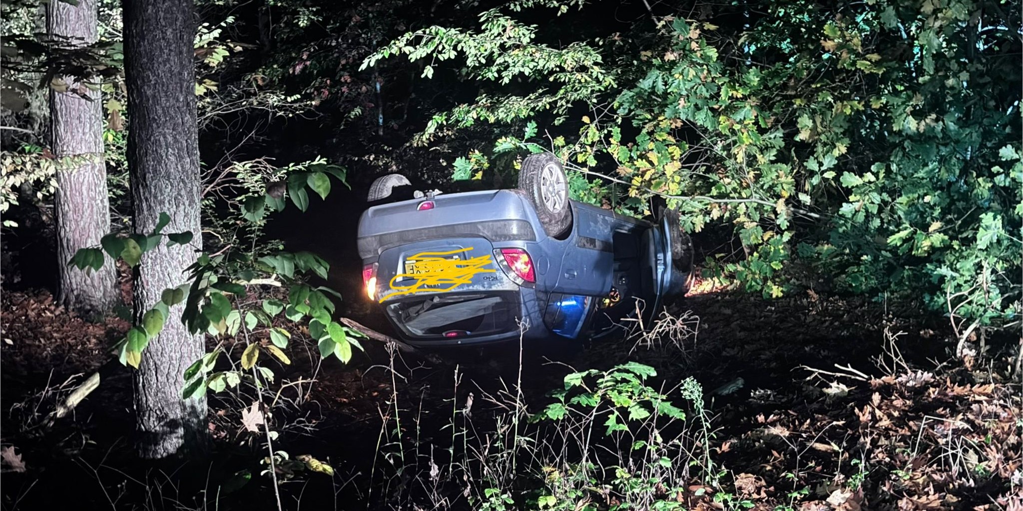 Foto: Auto belandt op z’n kop na botsing tegen boom in Nunspeet