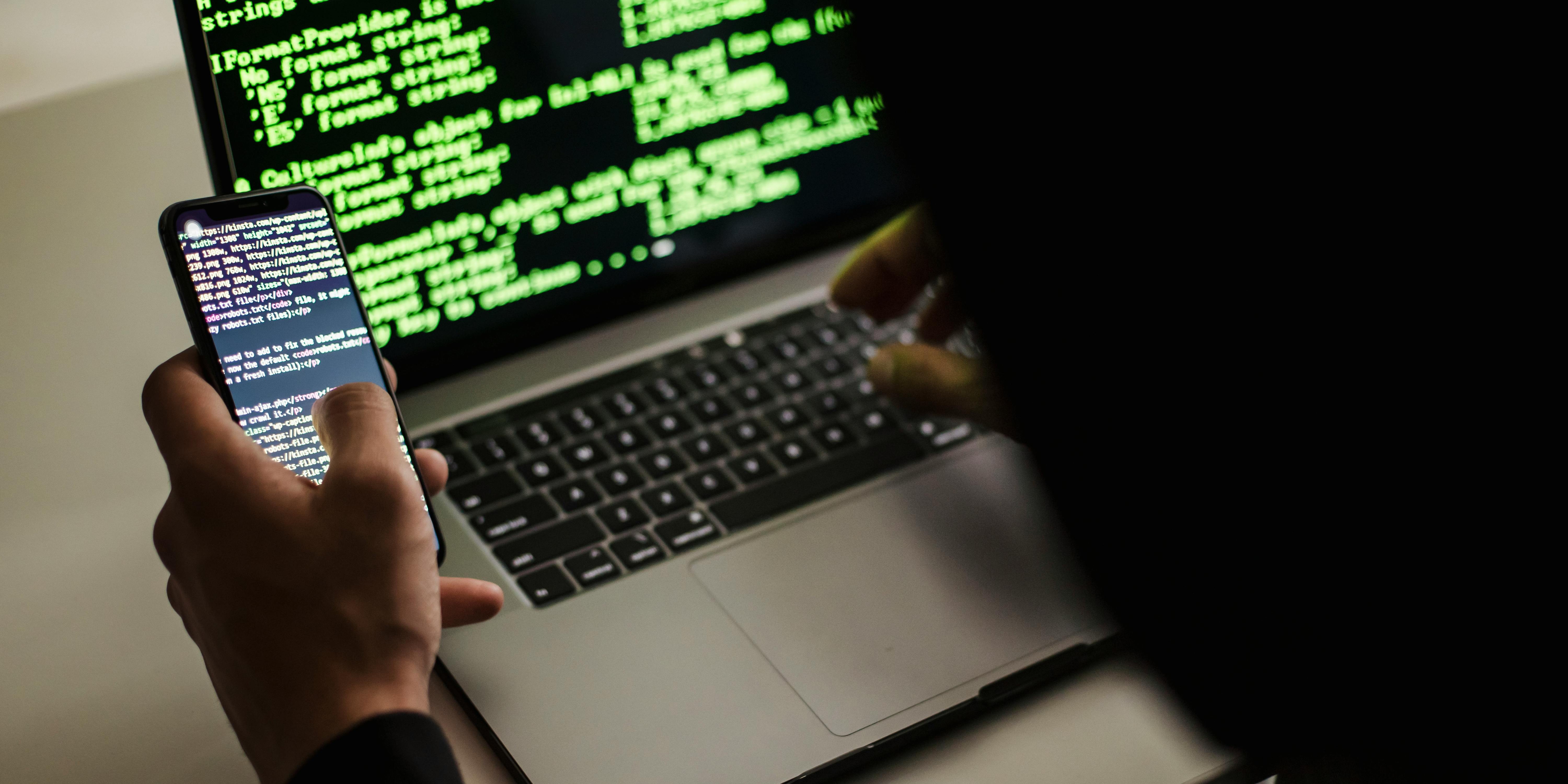 Foto: Wijkagenten waarschuwen: één download en je mobiel is overgenomen