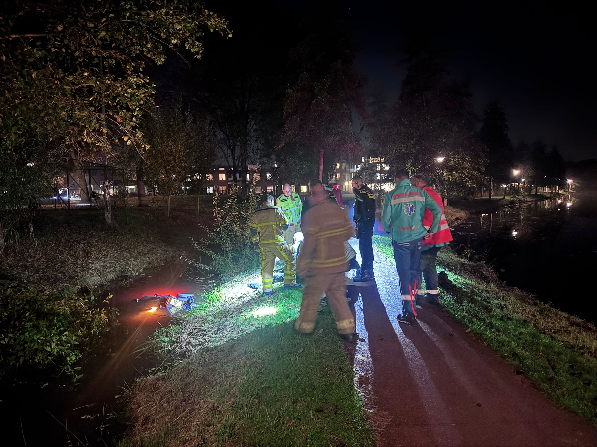 Foto: Man eindigt met scootmobiel in de stadsgracht van Elburg