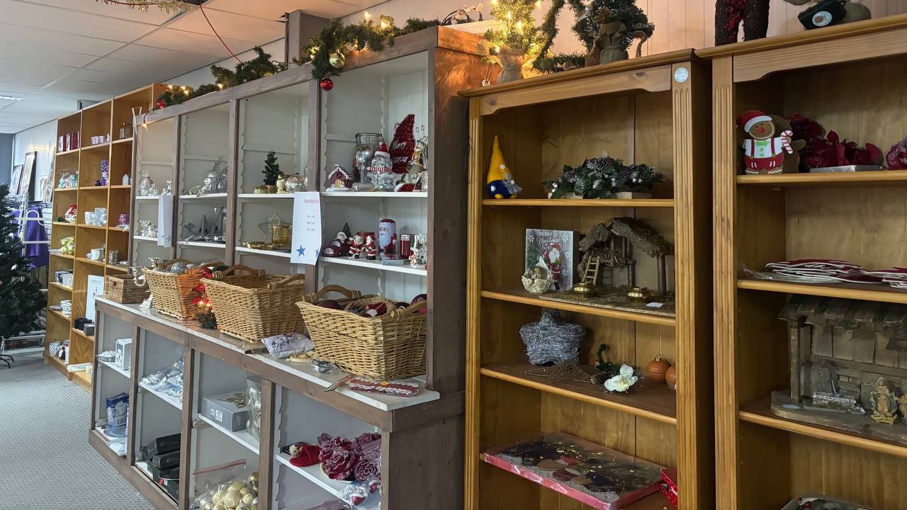 Foto: In Nunspeet kan je al je tweedehands kerstspullen kopen