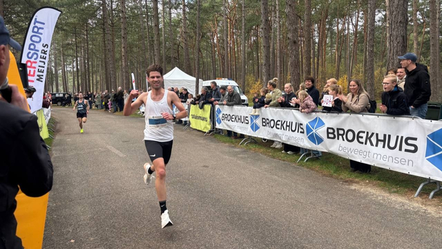 Foto: Duizend hardlopers aan de start van de Zandenplasloop: ‘Prachtige dag’