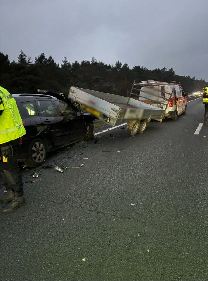 Foto: A28 bij Nunspeet weer open na botsing tijdens ochtendspits