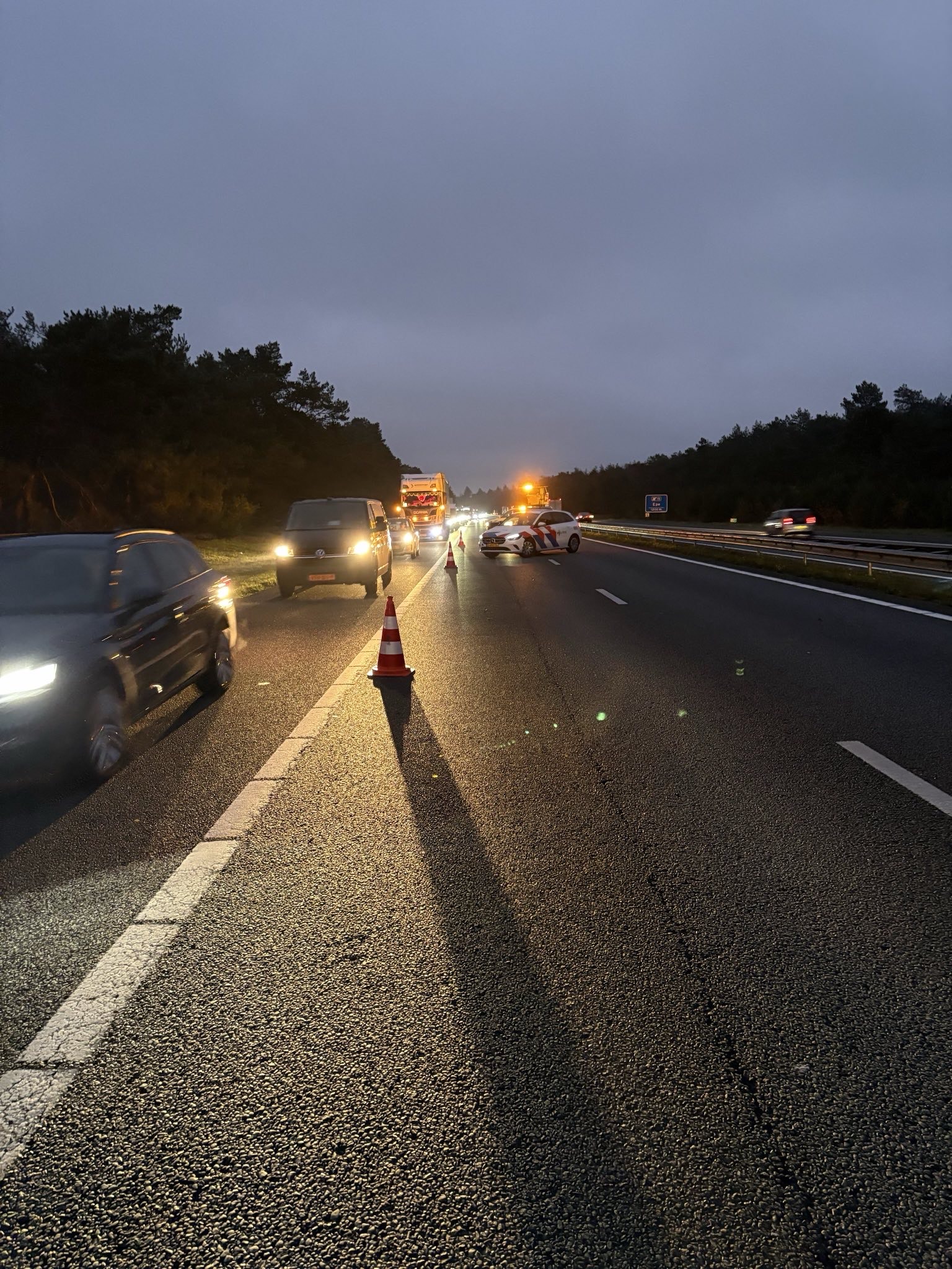 Foto: A28 bij Nunspeet weer open na botsing tijdens ochtendspits