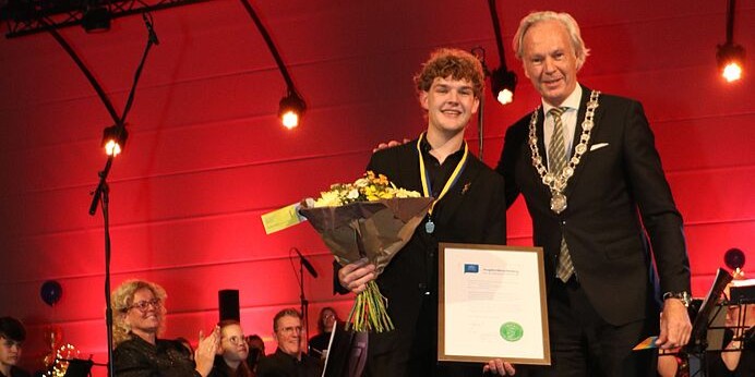 Foto: Daniël Timmer (17) brengt jong en oud samen en krijgt daarom een jeugdlintje