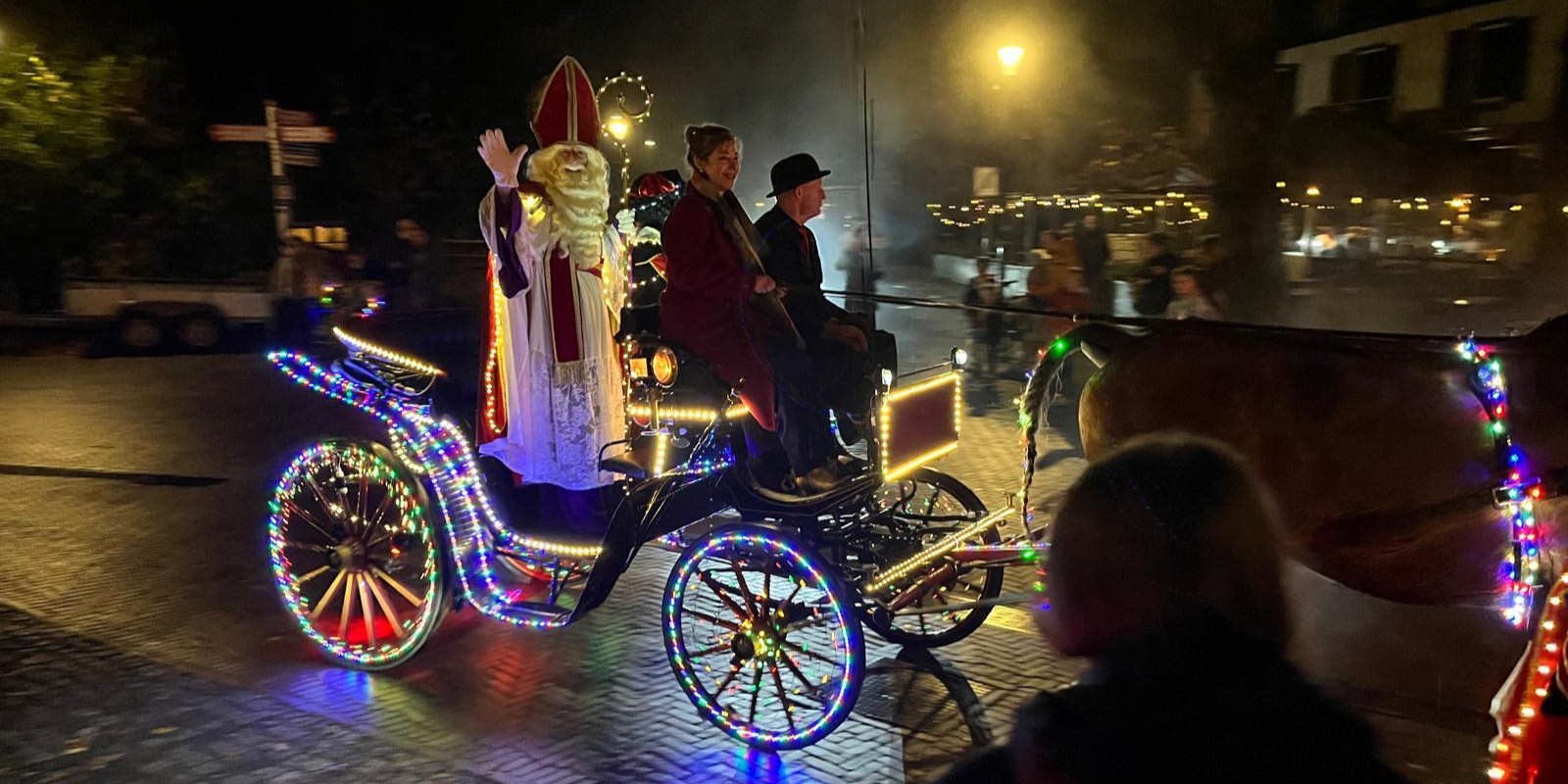 Foto: VIDEO: Elspeet viert komst van Sinterklaas met muziek, licht en pepernoten
