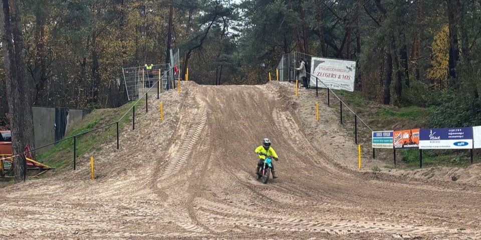 Foto: Motorcrossers uit heel Nederland in Nunspeet voor uitverkochte Wintercup 2025 