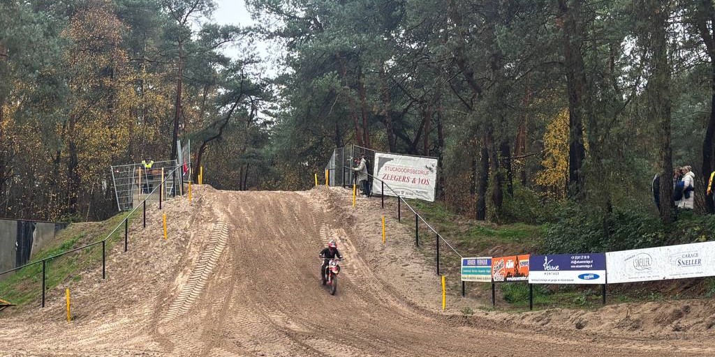 Foto: Motorcrossers uit heel Nederland in Nunspeet voor uitverkochte Wintercup 2025 