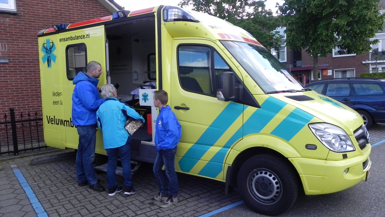 Foto: Wensambulance waarschuwt inwoners voor nepverkopers