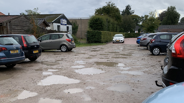 Foto: Gemeente rondt parkeerplaats Kerkendriest eindelijk af: laatste stuk kan nu worden ingericht