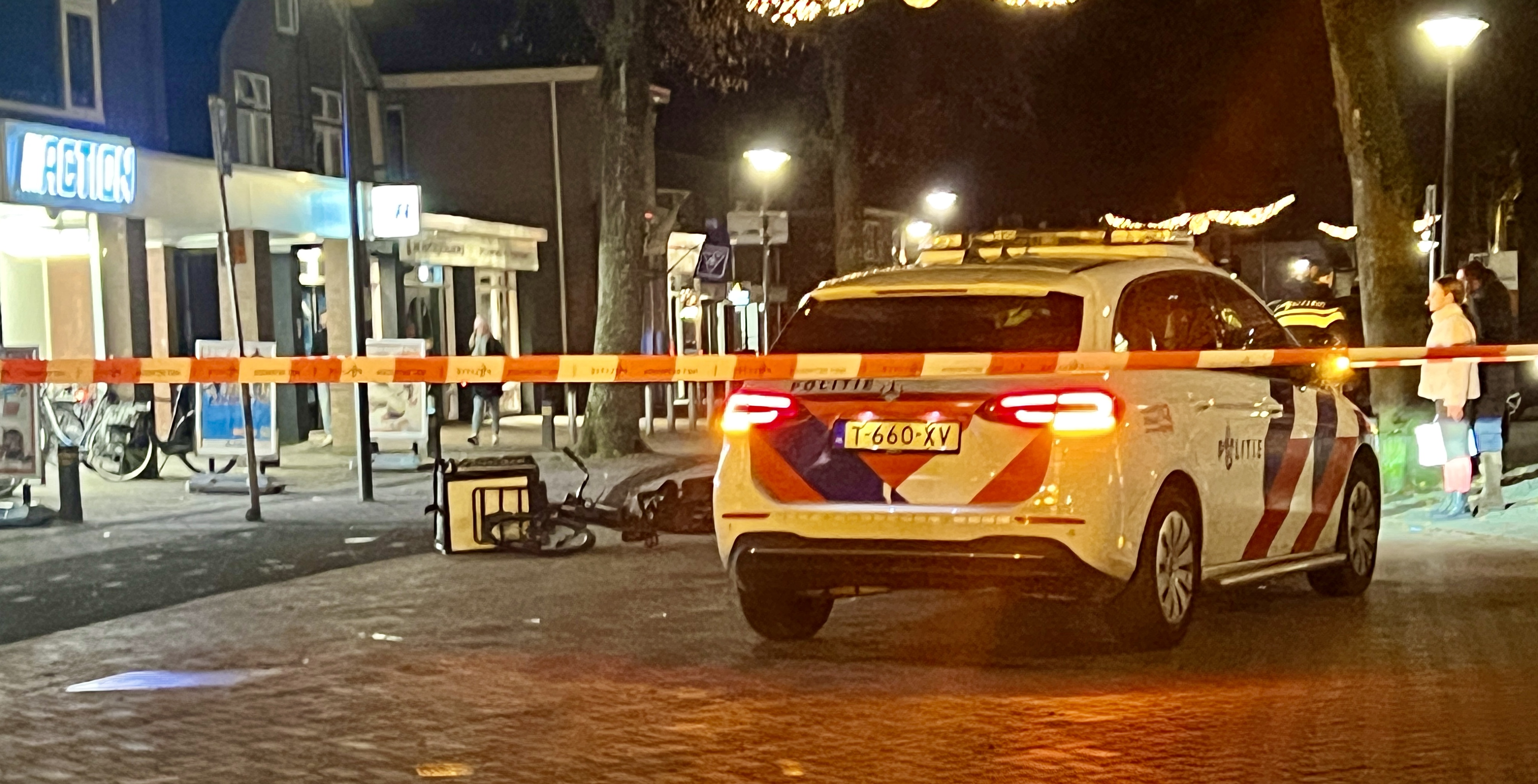 Foto: Bezorger frietfiets aangereden door politieauto