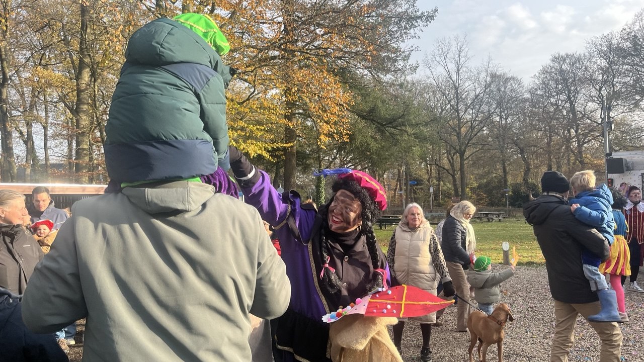 Foto: Sinterklaas komt als vanouds op de boot aan in Vierhouten