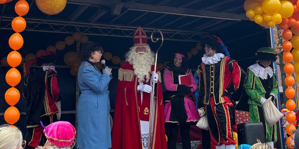 Foto: Speciale Glutenvrije Piet aanwezig tijdens de intocht van Sinterklaas in Nunspeet