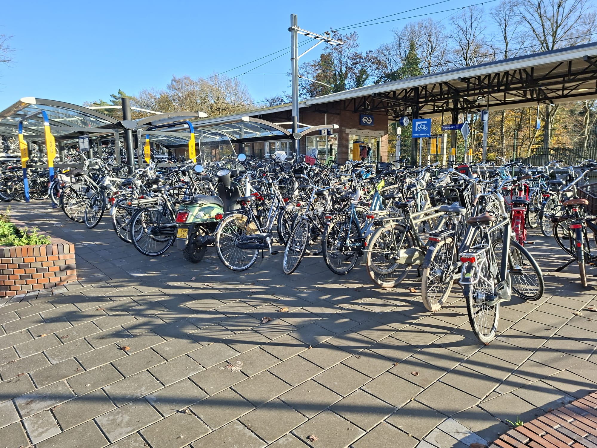 Foto: Fietsen blokkeren toegang vernieuwd station, gemeente grijpt in