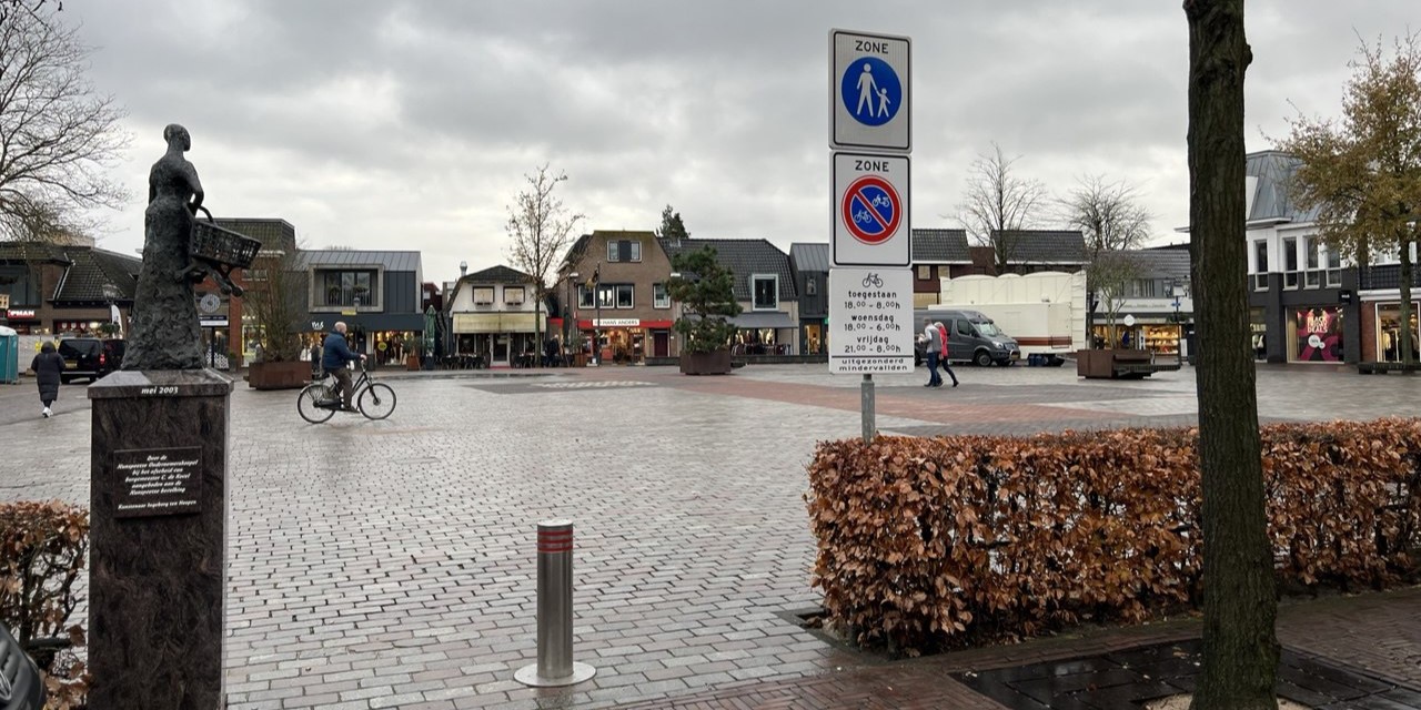 Foto: Fietsen in Dorpsstraat in Nunspeet vanaf 08.00 uur verboden