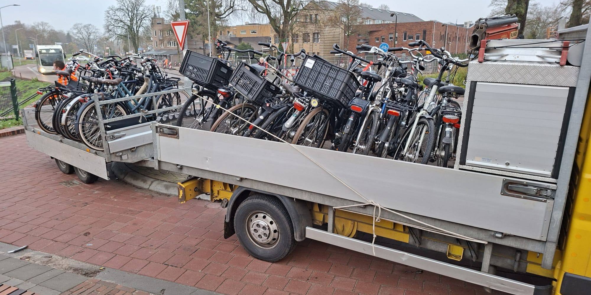 Foto: Gemeente Nunspeet voegt daad bij woord: ruim vijftig fietsen verwijderd