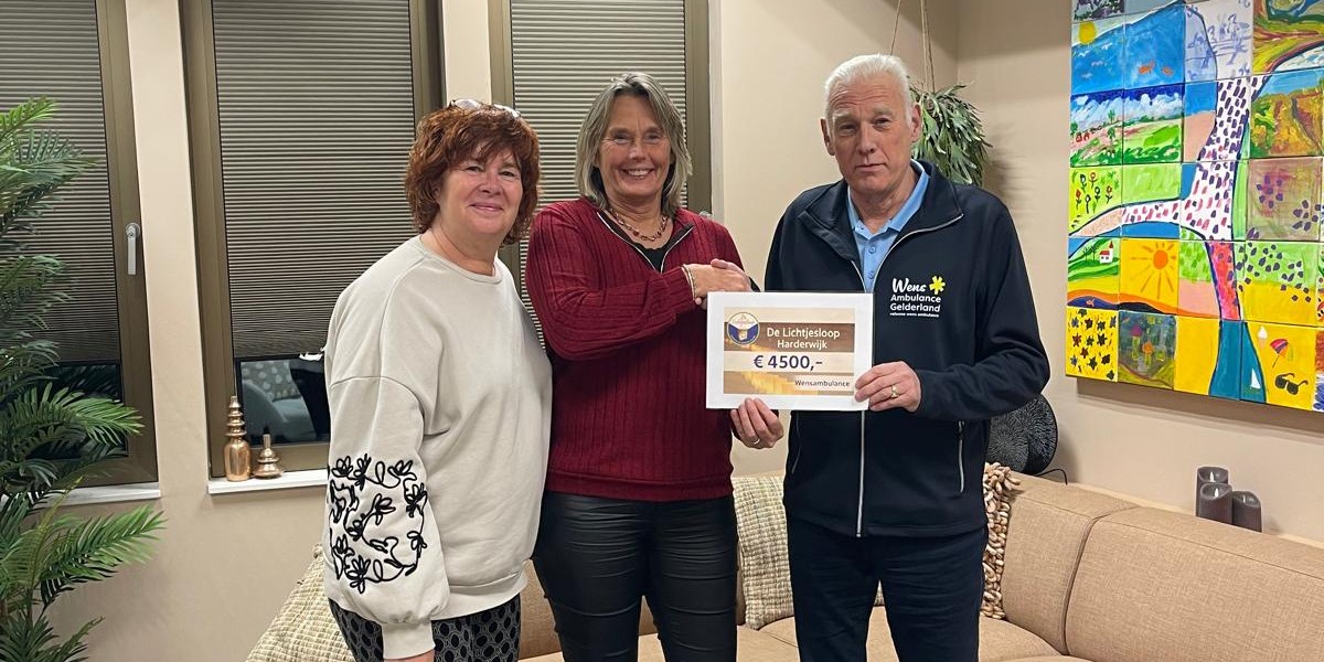 Foto: Lichtjesloop schenkt 4.500 euro aan Wensambulance Gelderland