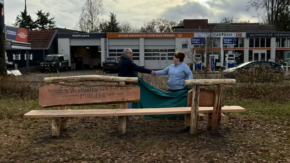 Foto: Vierhouten eert verdwenen buurtsuper met een bankje