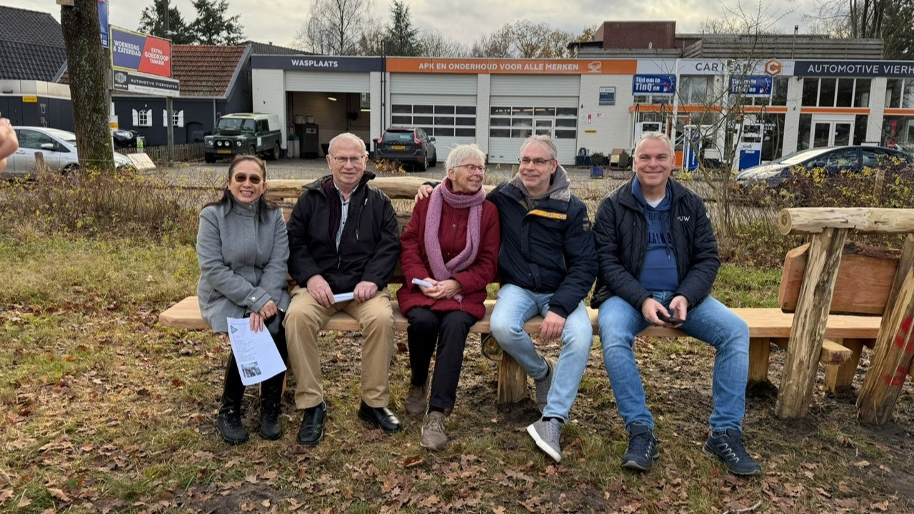 Foto: Vierhouten eert verdwenen buurtsuper met een bankje