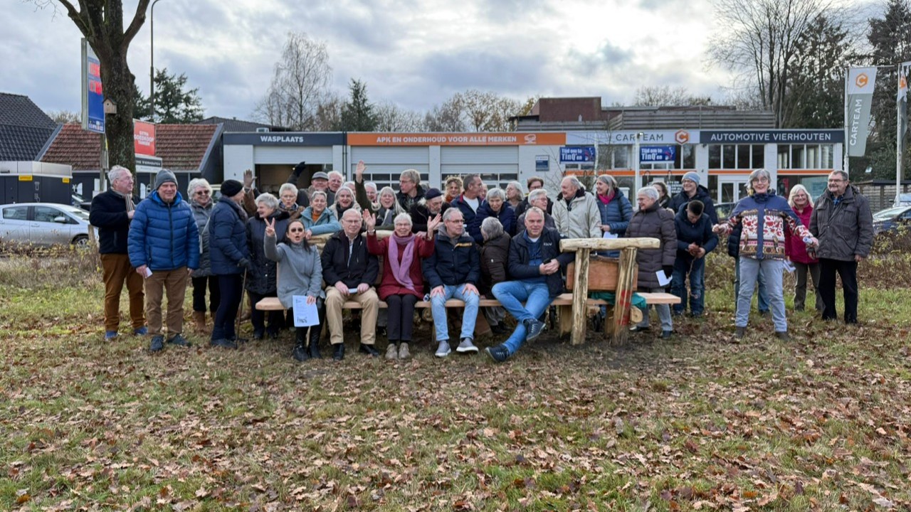 Foto: Vierhouten eert verdwenen buurtsuper met een bankje