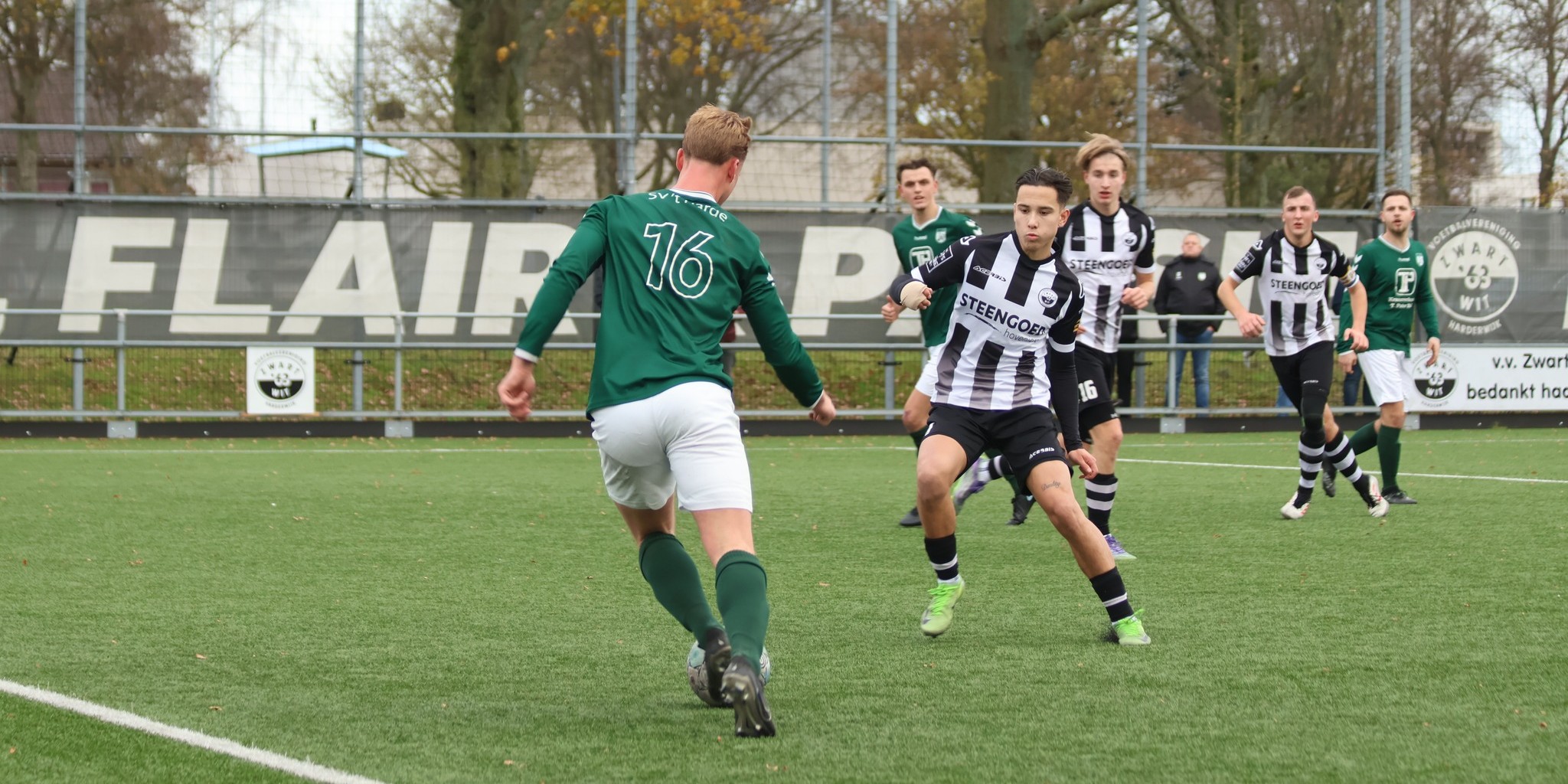 Foto: Zwart Wit ’63 wint van S.V. ’t Harde in bewogen duel