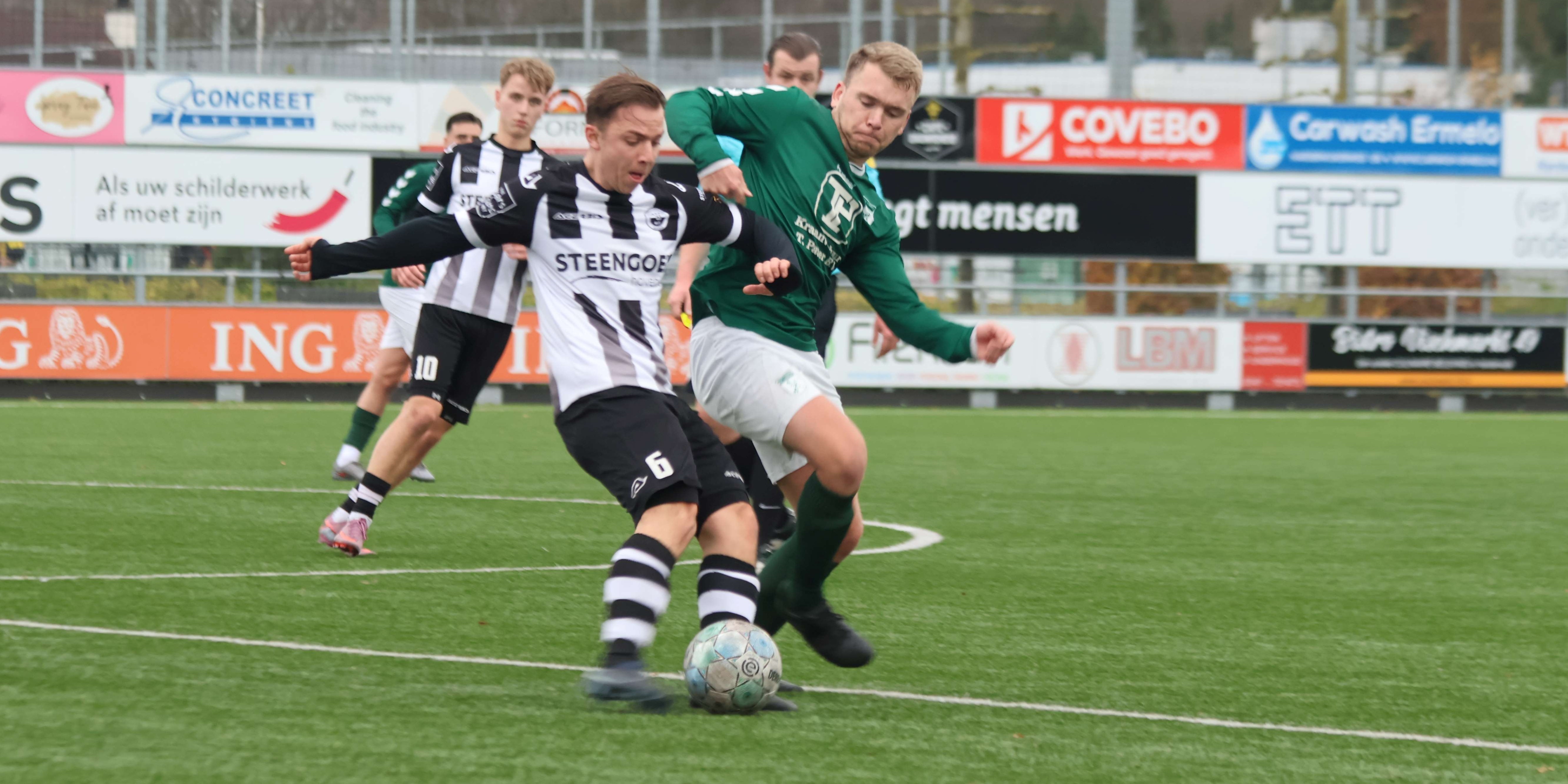 Foto: Zwart Wit ’63 wint van S.V. ’t Harde in bewogen duel