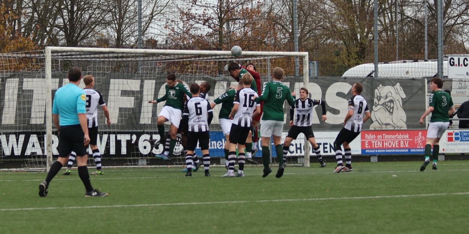Foto: Zwart Wit ’63 wint van S.V. ’t Harde in bewogen duel