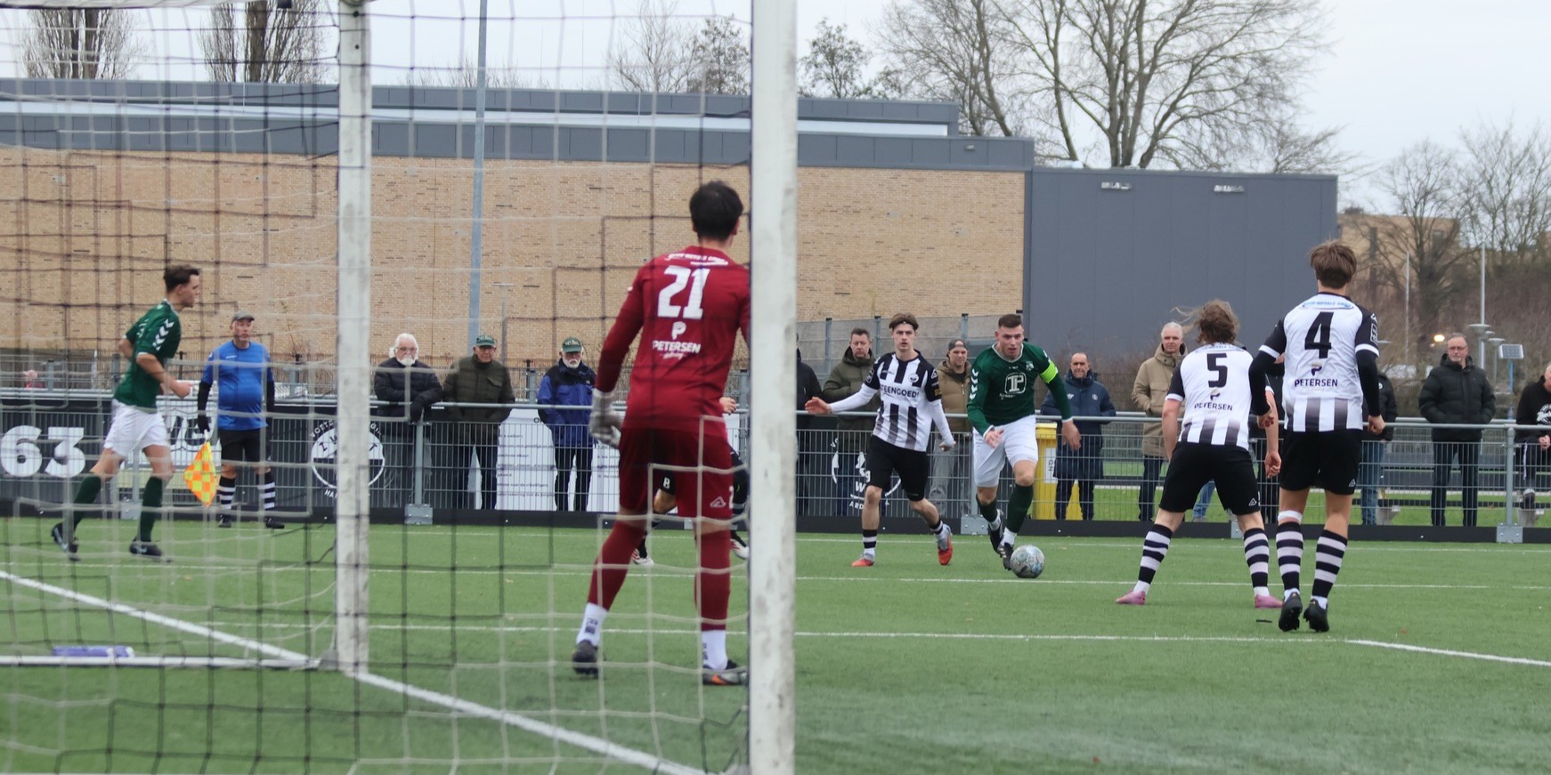 Foto: Zwart Wit ’63 wint van S.V. ’t Harde in bewogen duel